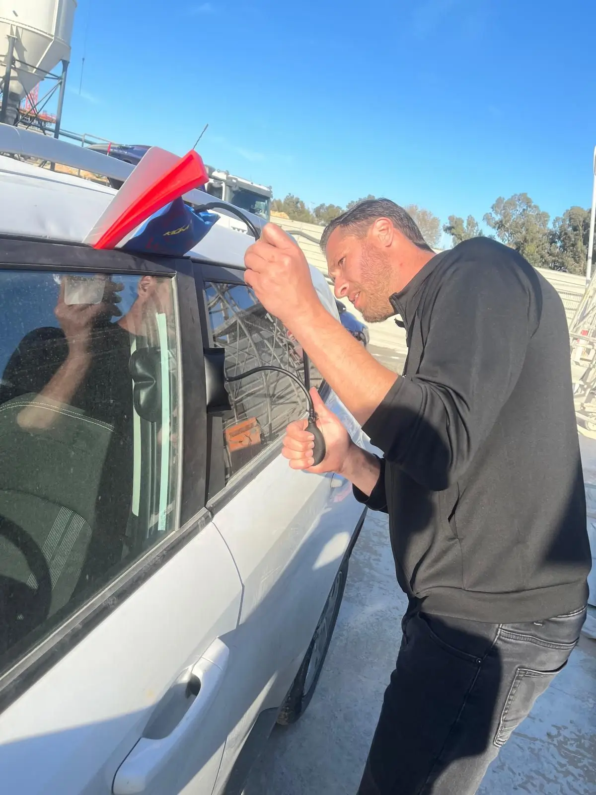 תיקון מפתח שנתקע בתוך הדלת והחלפת ידית לדלת