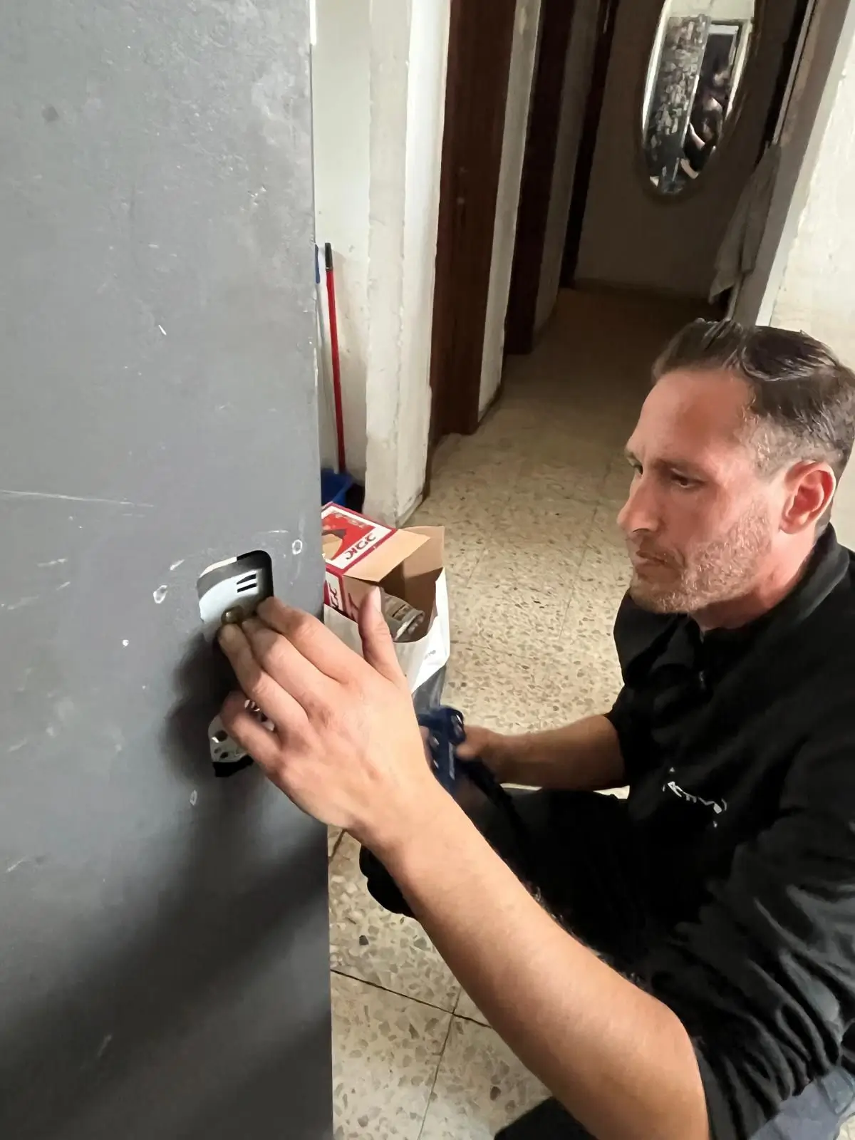 תיקון מפתח שנתקע בתוך הדלת והחלפת ידית לדלת